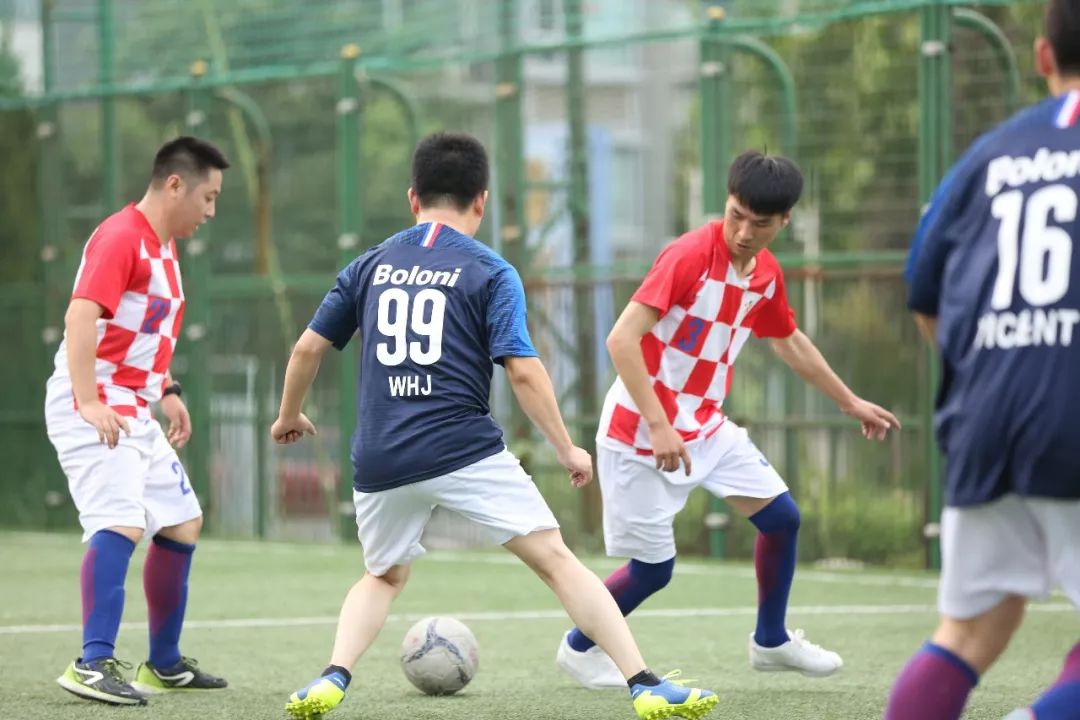包含千钧一发：球员们勇往直前，成功获得胜利的词条